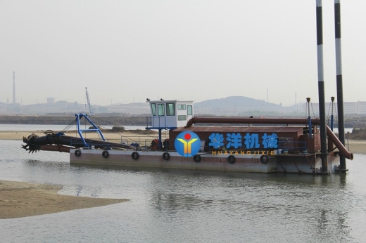 1200KW大型絞吸式抽沙船安裝現場