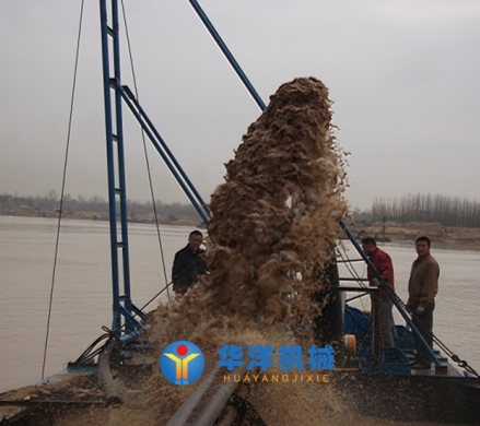 廣東自抽自卸式抽沙船在現場