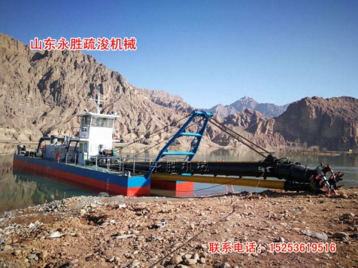 青海抽沙船帶船舶證書
