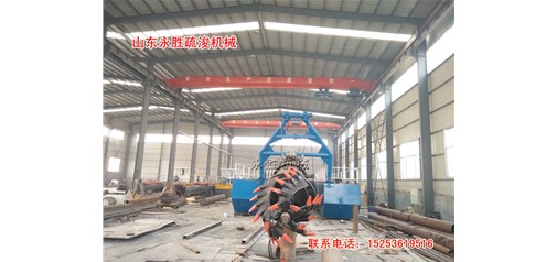 江西上饒絞式抽沙船在水庫(kù)中施工